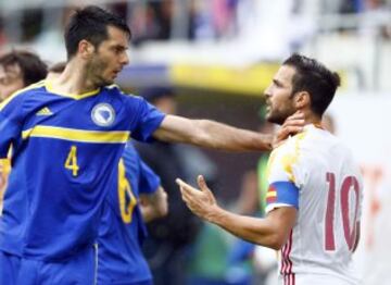 Cesc Fabregas y Emir Spahic durante su encontronazo en la primera parte.