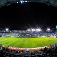 ¡Esto se va a descontrolar! Aficionado de Pachuca cae desde las gradas a las bancas