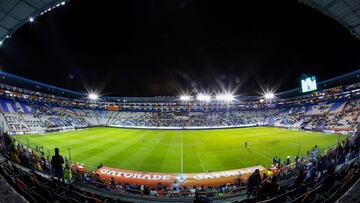 ¡Esto se va a descontrolar! Aficionado de Pachuca cae desde las gradas a las bancas