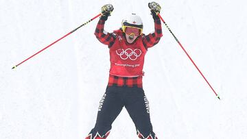 Kelsey Serwa of Canada celebra su triunfo en la final de skicross para ganar el oro en los Juegos Ol&iacute;mpicos de Invierno de Pyeongchang.