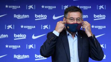 Barcelona's president Josep Maria Bartomeu puts on his facemask during the new Dutch coach Ronald Koeman's official presentation at the Camp Nou stadium in Barcelona on August 19, 2020. - Crisis-hit Barcelona hailed the "return of a legend&