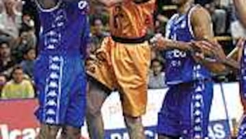 <B>13 AÑOS DESPUÉS.</B> Esposito, con el Caserta (89) y, ahora, en Canarias.