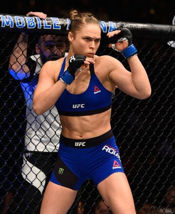 Rousey se ganó el título de luchadora número uno libra por libra de la MMA femenina. Es una de las grandes campeonas, pero en 2018 anunció que dejaría las artes marciales mixtas para firmar un contrato de tiempo completo con la WWE.