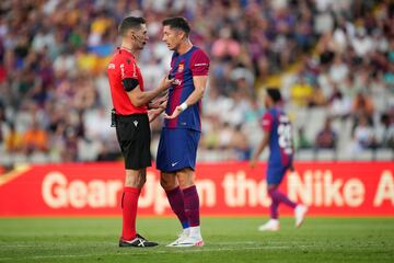 Robert Lewandowski recrimina una jugada al colegiado, Alejandro Muñiz Ruiz.