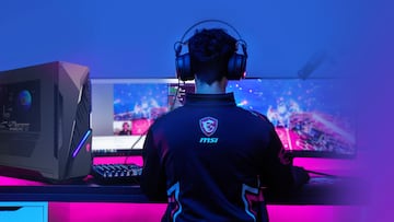 Joven con un Pc de MSI