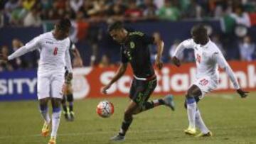 Diego Reyes, en el medio, cerca de jugar en la Real.