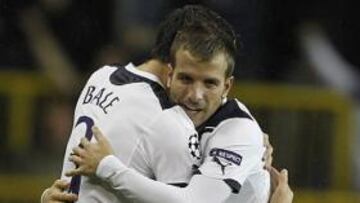 Doblete de Van der Vaart y tropiezo del United