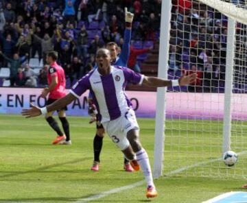 Alegría de Manucho jugador del Valladolid que ha marcado el gol 1-0 