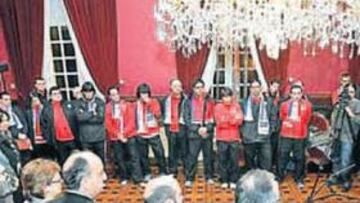 <b>RECEPCIÓN OFICIAL. </b>El alcalde de Santiago, Sánchez Bugallo, con la plantilla al completo del Lobelle.