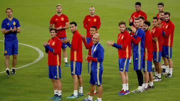Diego Costa, en la jaula de los tres centrales italianos
