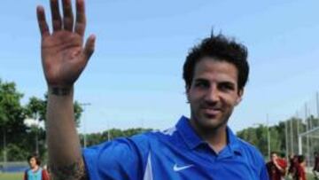 <b>QUIERE SALUDAR. </b>Cesc Fàbregas es el principal objetivo del Barça para reforzar la media.