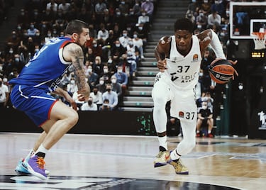 El primer campeón de la NBA en la familia, antes que Giannis y Thanasis. En la burbuja lo logró con los Lakers. En L.A. era residual, no tenía tiempo de juego pese a que iba progresando poco a poco, y el salto a la Euroliga podía ser de vértigo. Pero se está desenvolviendo muy bien en el ASVEL francés, donde quiere desplegar sus mejores armas y recibir de nuevo la llamada de la NBA para acompañar de nuevo a sus hermanos, también a un Alex que ya se mueve en esos círculos. Es importante pararse a analizar cómo está jugando con T.J. Parker en Villeurbanne porque es utilizado como pívot, una posición en la que tiene cuerpo para hacer frente a los hombres más grandes y ganar por arriba a los más chaparros, su juego de pies es apto para estar ahí y está acaparando las mejores jugadas dadas su plasticidad y envergadura.  