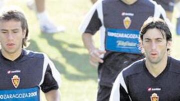 <b>TOCADO. </b>Diego Milito tuvo que retirarse de la sesión de ayer por una sobrecarga muscular. En la imagen, ejercitándose junto a Ponzio.