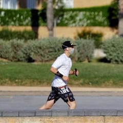 Científicos ponen en duda la necesidad de usar la mascarilla al aire libre y con distancia