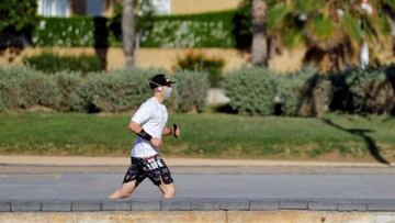 Científicos ponen en duda la necesidad de usar la mascarilla al aire libre y con distancia