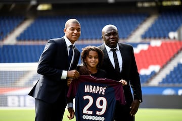 Kylian Mbappé junto a su padre y su hermano.
