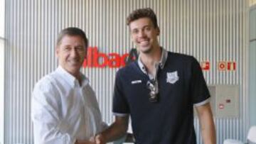 Alex Suárez saluda al presidente del Dominion Bilbao, Xabier Jon Davalillo.
