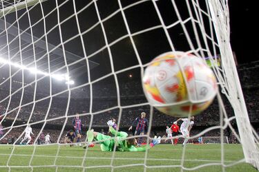0-2. Karim Benzema anota en segundo tato tras una asistencia de Luka Modric. En la imagen, Marc-André Ter Stegen ya batido y con el balóon en el fondo de su portería.
