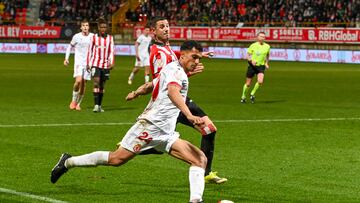 LEÓN, 13/01/2026.- El defensa de la Cultural Leonesa Víctor García (delante) se escapa del jugador del Athletic, durante el encuentro correspondiente a los octavos de final de la Copa del Rey que disputan hoy martes la Cultural Leones y Athletic Club en el estadio Reino de León. EFE / J. Casares.