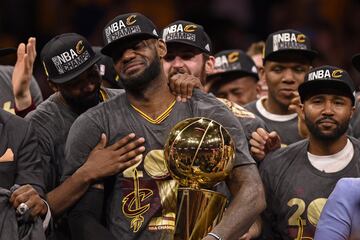 La gran remontada. Nunca se hab¨ªa levantado un 3-1 en la historia de las Finales, con el a?adido de que los Warriors ven¨ªan de firmar la mejor Regular Season de la historia (73-9) y eran los vigentes campeones. Adem¨¢s, fue la primera vez desde 1978 en la que el campe¨®n se coron¨® en un s¨¦ptimo partido a domicilio. Kyrie Irving y sobre todo un monstruoso LeBron James propiciaron una remontada imposible. LeBron, de hecho, se convirti¨® en el primer jugador en liderar una serie completa, no digamos unas Finales, en las cinco principales categor¨ªas estad¨ªsticas (29,7 puntos, 11,2 rebotes, 8,8 asistencias, 2,5 robos y 2,2 tapones).