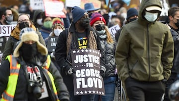 Manifestantes marchan por las calles despu&eacute;s de que los abogados terminaron los argumentos finales y el jurado comenz&oacute; las deliberaciones para el juicio por asesinato del ex oficial de polic&iacute;a de Minneapolis Derek Chauvin, quien fue acusado de la muerte de George Floyd, en Minneapolis, Minnesota, Estados Unidos, el 19 de abril de 2021. 