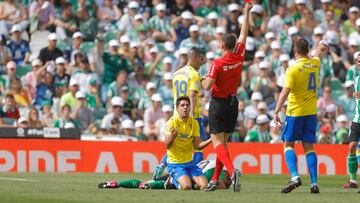 Cuadra muestra la roja a Canales, en el suelo aún.