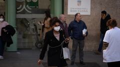 Varias personas con mascarillas, en el Hospital Clínic de Barcelona, a 8 de enero de 2024, en Barcelona, Catalunya (España). La ministra de Sanidad ha propuesto hoy a las CCAA, en el Consejo Interterritorial del Sistema Nacional de Salud, la vuelta de las mascarillas a centros sanitarios y sociosanitarios y farmacias. El consejo se celebra con el fin de "unificar criterios" para el abordaje de "los picos de virus respiratorios" que se han producido en los últimos días en España.
08 ENERO 2024;MASCARILLAS;GRIPE;COVID;CATALUÑA;CATALUNYA
David Zorrakino / Europa Press
08/01/2024