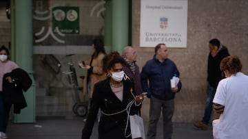 Varias personas con mascarillas, en el Hospital Clínic de Barcelona, a 8 de enero de 2024, en Barcelona, Catalunya (España). La ministra de Sanidad ha propuesto hoy a las CCAA, en el Consejo Interterritorial del Sistema Nacional de Salud, la vuelta de las mascarillas a centros sanitarios y sociosanitarios y farmacias. El consejo se celebra con el fin de "unificar criterios" para el abordaje de "los picos de virus respiratorios" que se han producido en los últimos días en España.
08 ENERO 2024;MASCARILLAS;GRIPE;COVID;CATALUÑA;CATALUNYA
David Zorrakino / Europa Press
08/01/2024