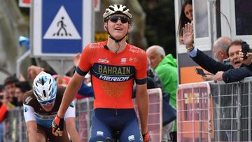 EPA1597. GUALDO TADINO (ITALIA), 15/05/2018.- El ciclista esloveno Matej Mohoric (dcha), del Bahrain-Merida, cruza la línea de meta para ganar la 10ª etapa de Giro de Italia en Gualdo Tadino (Italia) hoy, 15 de mayo de 2018. EFE/ Daniel Dal Ze