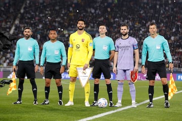 Nacho, capitán del Real Madrid, junto al capitán del Al-Ahly, Mohamed El Shenawy. Y el cuarteto arbitral dirigido por el uruguayo Andrés Matonte.