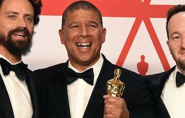 Peter Ramsey holds up his Oscar.