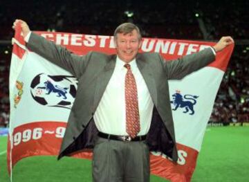 13 de agosto de 1997. Alex Ferguson entrenador del Manchester United recibió el premio al mejor entrenador de la temporada pasada en un partido del Manchester United contra el Southampton.