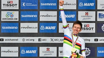 Pogacar, con el maillot arcoíris en el podio de Zúrich.
