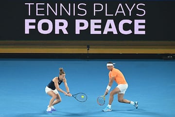 El tenista español, Rafael Nadal, junto a la tenista griega, Maria Sakkari, durante el partido de exhibición organizado por Tennis Australia para las zonas más afectadas de Ucrania.