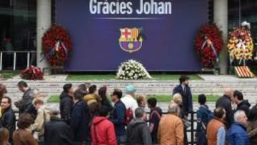 Durante toda la semana, más de 60.000 aficionados se despidieron de Cruyff .