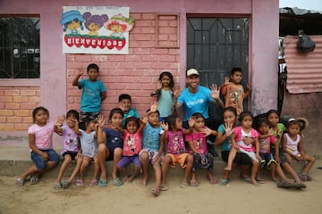 Sergio Ramos posando con niños durante una visita a Piura (Perú)