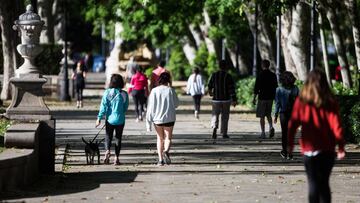 Transeúntes caminando y haciendo deporte por la calle del Prado de la capital.