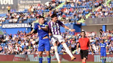 GETAFE, SPAIN - OCTOBER 01: Carles Alena of Getafe CF jumps for the ball with Kike Perez of Real Valladolid CF during the LaLiga Santander match between Getafe CF and Real Valladolid CF at Coliseum Alfonso Perez on October 01, 2022 in Getafe, Spain. (Photo by Denis Doyle/Getty Images)