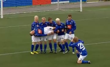 El FC Stjarnan islands es famoso en su pas por celebrar los goles de maneras muy curiosas y variadas, como la que se aprecia en la foto. 