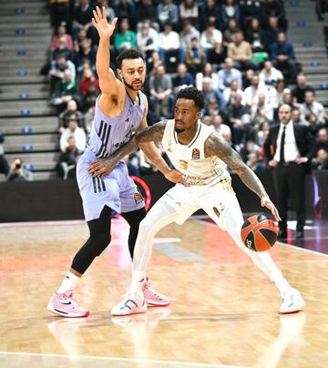 Nigel Williams-Goss, base del Real Madrid, defiende a Dee Bost, del Asvel Villeurbanne.