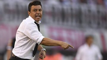 River Plate&#039;s coach Marcelo Gallardo gestures during the Argentine derby match between River Plate and Boca Juniors in the Superliga first division tournament at Monumental stadium in Buenos Aires, Argentina, on November 5, 2017. / AFP PHOTO / Eitan ABRAMOVICH