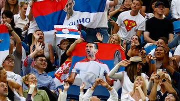 Fans de Novak Djokovic durante el partido del serbio ante Dino Prizmic.