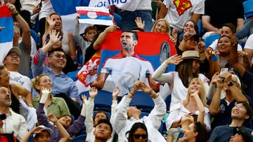 Fans de Novak Djokovic durante el partido del serbio ante Dino Prizmic.