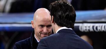 Ten Hag, saludando a Solari antes del partido.