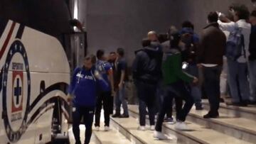 Aficionados reciben con cariño a Cruz Azul tras caer en la Final