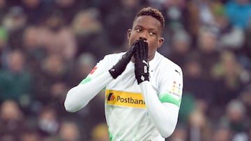 Denis Zakaria, jugador del Borussia Monchengladbach, se lamenta durante un partido.