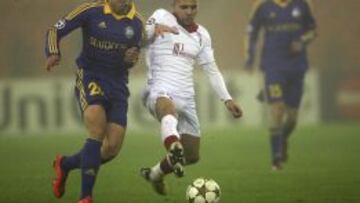 El jugador del Lille Marvin Martin lucha contra Dmitri Baga, del Bate Borisov, durante una partido de la fase de clasificaci&oacute;n del grupo F de la Liga de Camepones en el estadio D&iacute;namo de Minsk, Bielorrusia. 