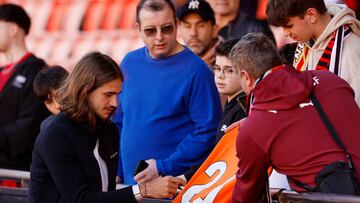 30/03/25 PARTIDO PRIMERA DIVISION
VALENCIA CF - RCD MALLORCA
YAREK GASIOROWSKI FIRMA AUTOGRAFOAS AFICIONADOS SEGUIDORES