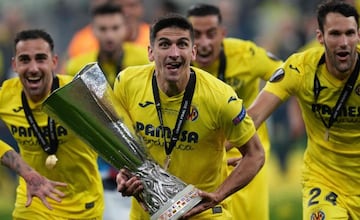 Gerard Moreno, con el trofeo de la pasada Europa League.