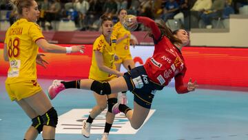 La jugadora de la selección española Paula Arcos (d) en acción durante el partido de la fase de clasificación para el Campeonato de Europa.